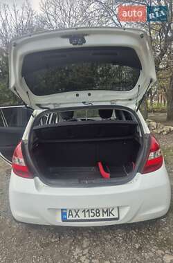 Хэтчбек Hyundai i20 2011 в 
