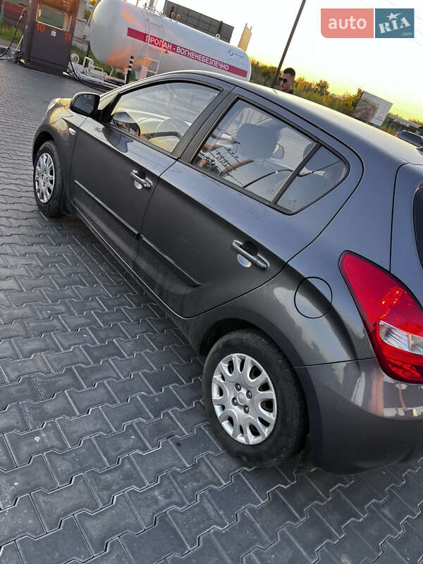 Хэтчбек Hyundai i20 2011 в Ужгороде