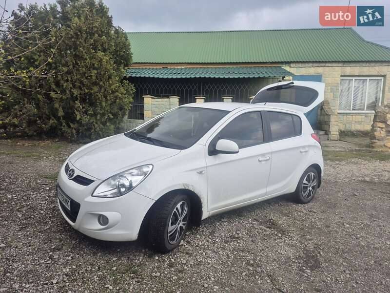 Хетчбек Hyundai i20 2011 в 
