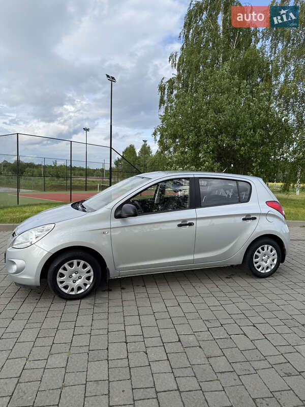 Хетчбек Hyundai i20 2011 в Пустомитах
