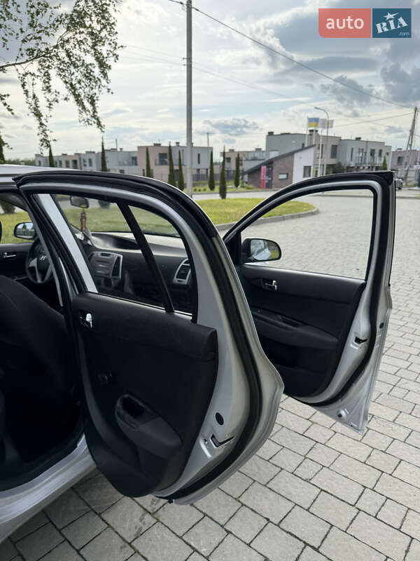 Хетчбек Hyundai i20 2011 в Пустомитах
