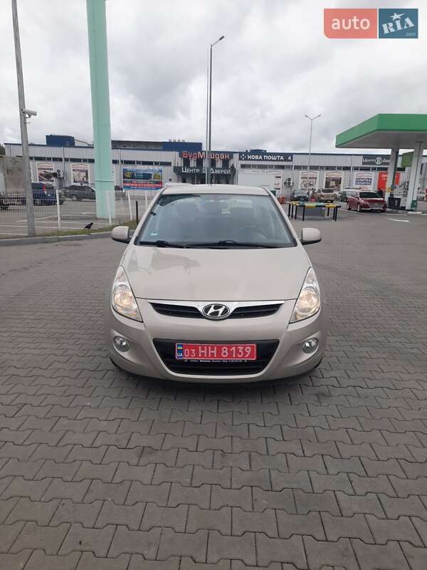 Хетчбек Hyundai i20 2012 в 
