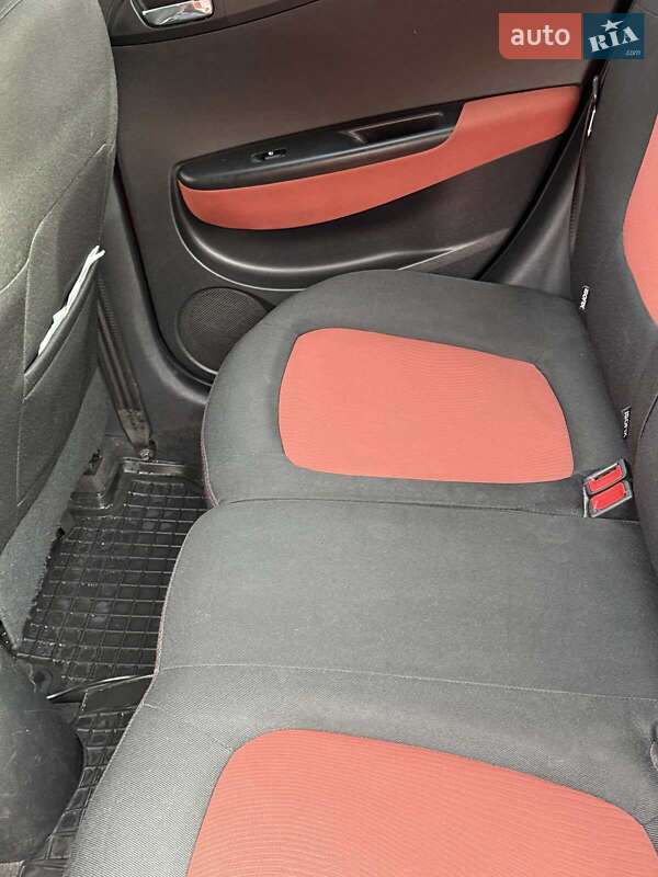 Хэтчбек Hyundai i20 2014 в Киеве