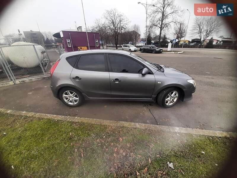 Хэтчбек Hyundai i30 2011 в Ужгороде