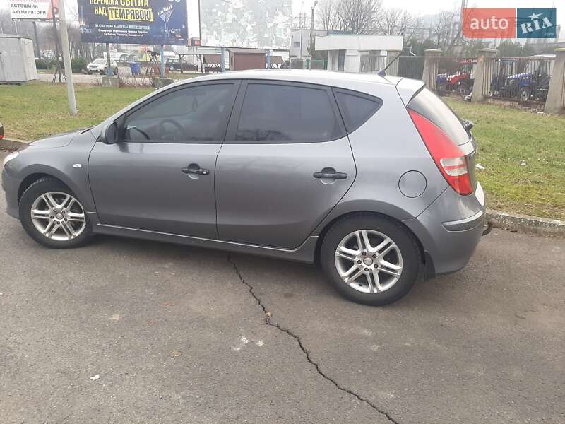 Хэтчбек Hyundai i30 2011 в Ужгороде