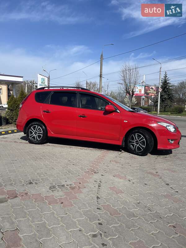 Универсал Hyundai i30 2011 в Черновцах