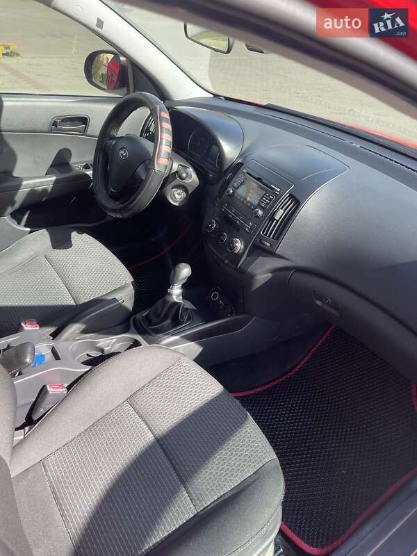 Универсал Hyundai i30 2011 в Черновцах