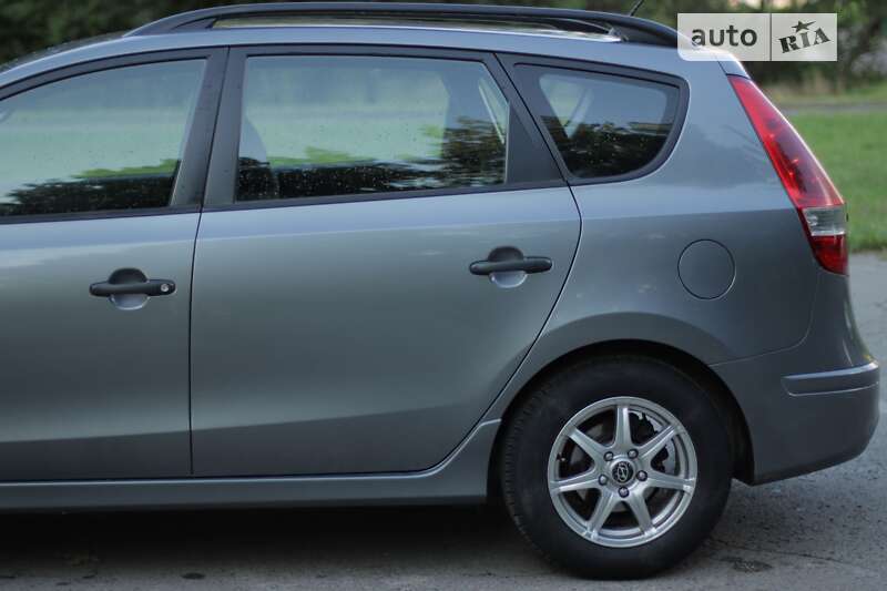 Универсал Hyundai i30 2011 в Пустомытах