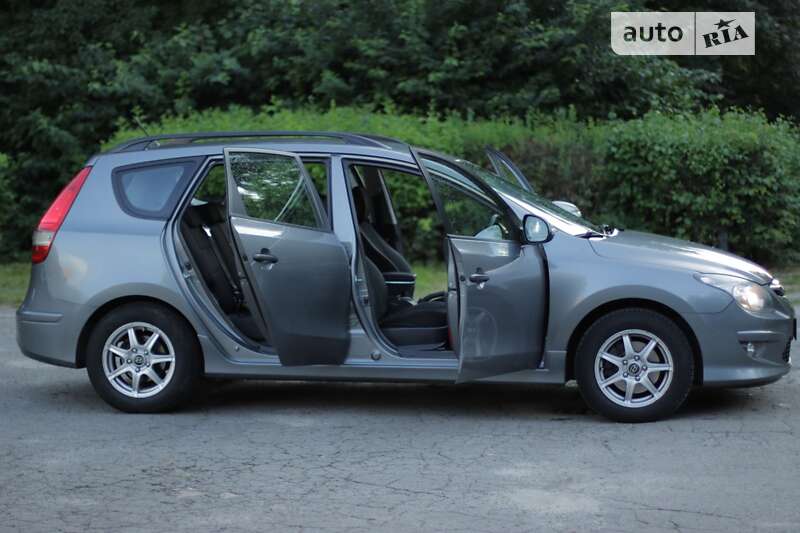 Универсал Hyundai i30 2011 в Пустомытах