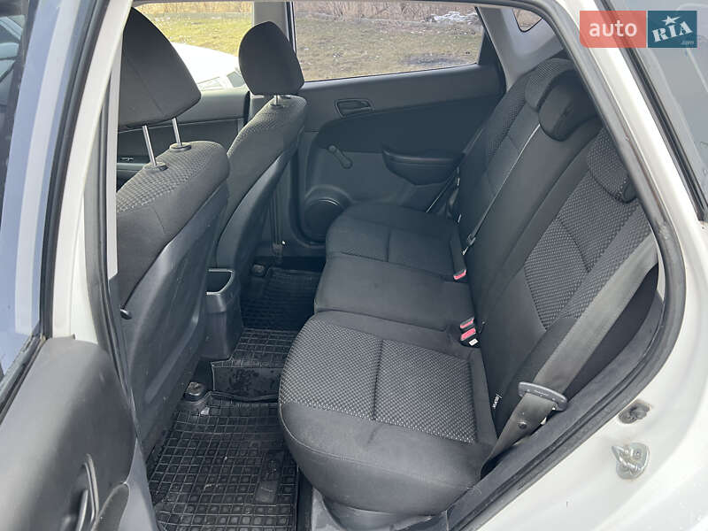 Хэтчбек Hyundai i30 2009 в Нововолынске фото 16 Хэтчбек Hyundai i30 2009 в Нововолынске