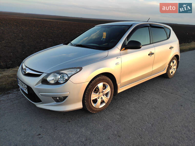 Хэтчбек Hyundai i30 2011 в 