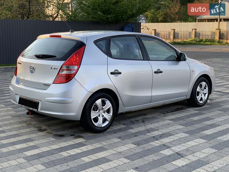 Хэтчбек Hyundai i30 2010 в 