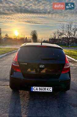 Хетчбек Hyundai i30 2010 в 