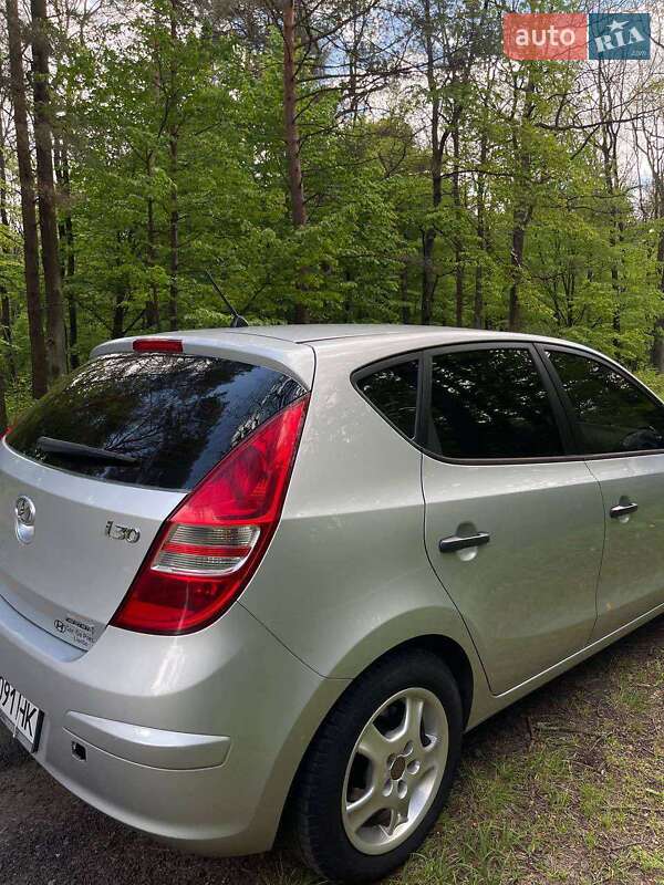 Хэтчбек Hyundai i30 2010 в Киверцах