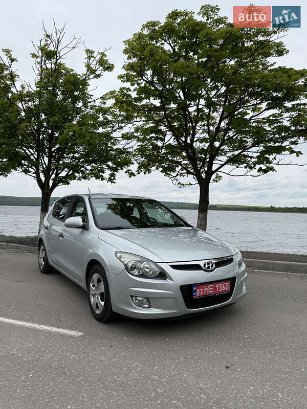 Хэтчбек Hyundai i30 2009 в Бурштыне