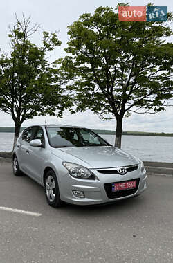 Хэтчбек Hyundai i30 2009 в 