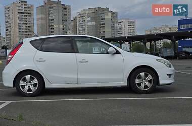 Хэтчбек Hyundai i30 2010 в 