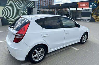 Хэтчбек Hyundai i30 2010 в 