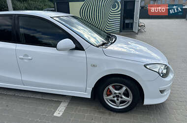 Хэтчбек Hyundai i30 2010 в 