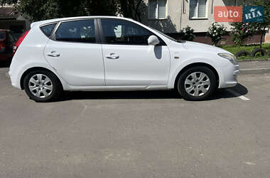 Хэтчбек Hyundai i30 2009 в 
