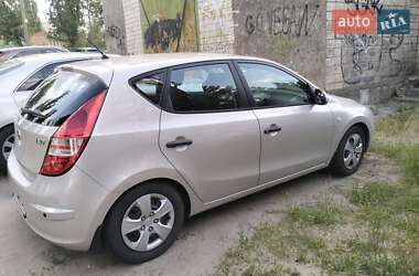 Хэтчбек Hyundai i30 2010 в 