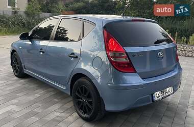Хэтчбек Hyundai i30 2011 в 