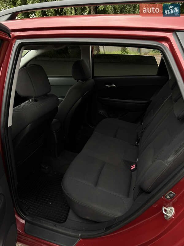 Универсал Hyundai i30 2008 в Глухове