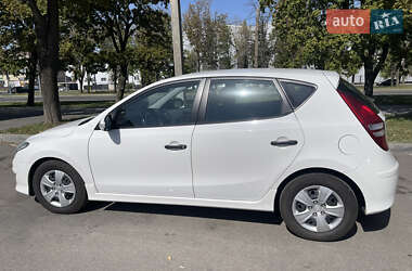 Хэтчбек Hyundai i30 2011 в 