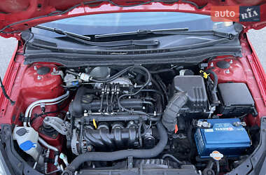 Хэтчбек Hyundai i30 2010 в 