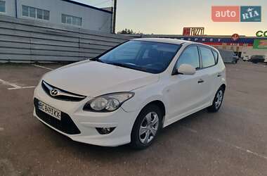 Хэтчбек Hyundai i30 2011 в 