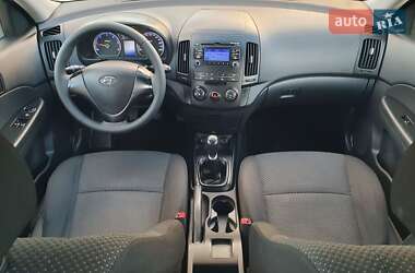 Хэтчбек Hyundai i30 2011 в 