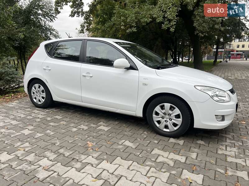 Хэтчбек Hyundai i30 2009 в 