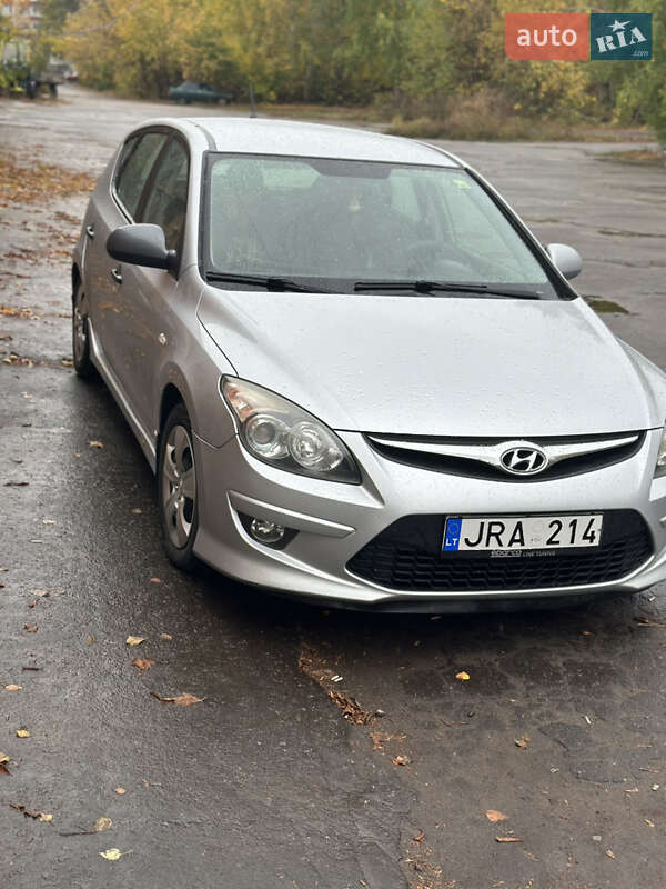 Хэтчбек Hyundai i30 2011 в Сумах