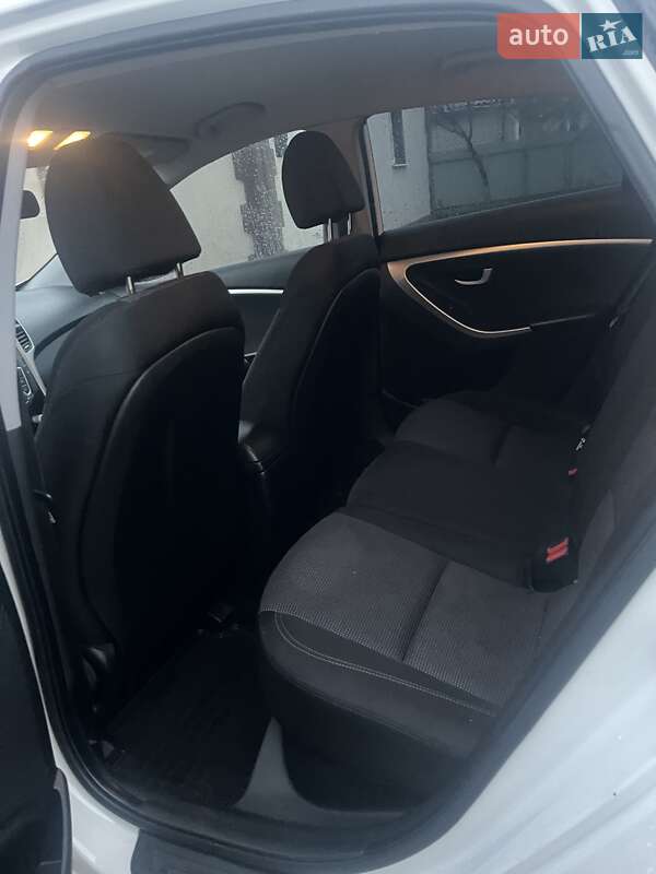 Хетчбек Hyundai i30 2013 в Полонному