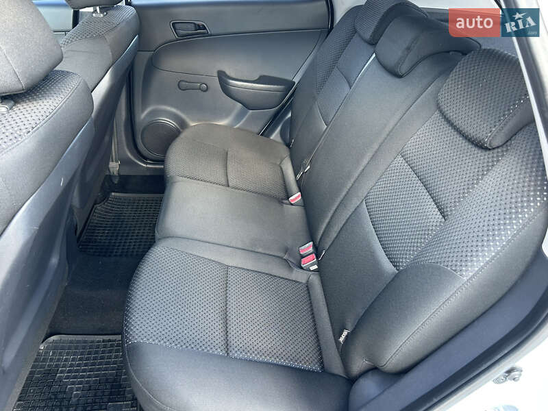 Хетчбек Hyundai i30 2010 в Дніпрі