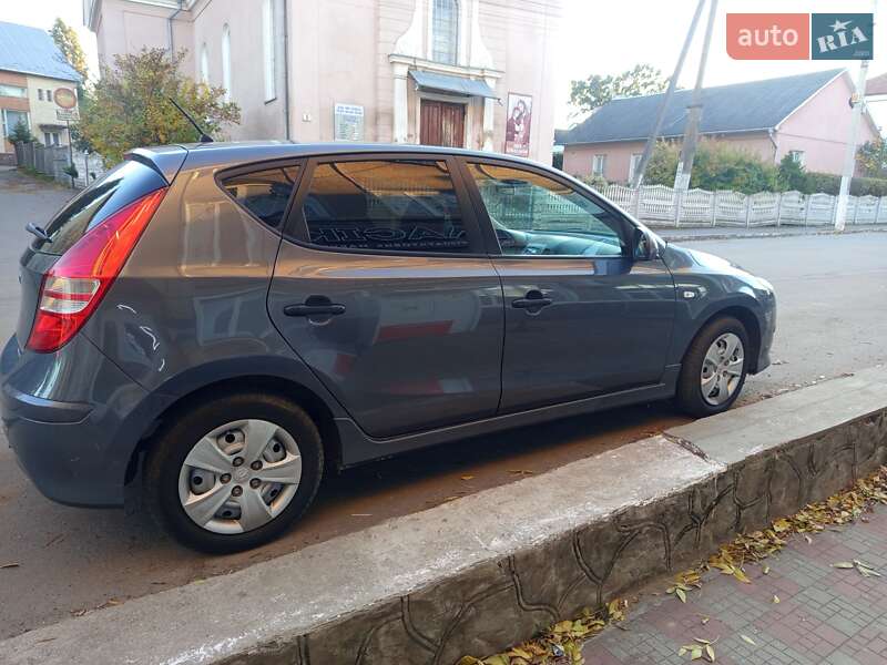 Хэтчбек Hyundai i30 2010 в Кицмани
