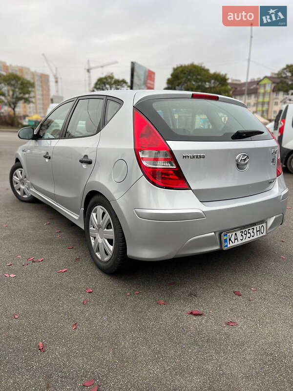 Хэтчбек Hyundai i30 2011 в Софиевской Борщаговке