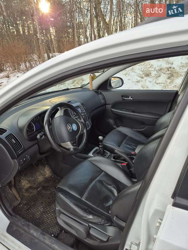 Универсал Hyundai i30 2008 в Новояворовске