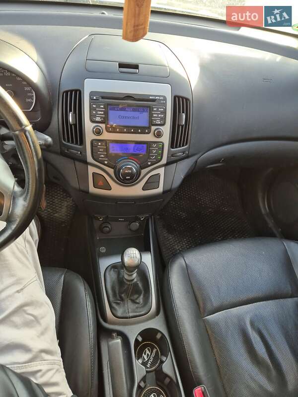 Универсал Hyundai i30 2008 в Новояворовске