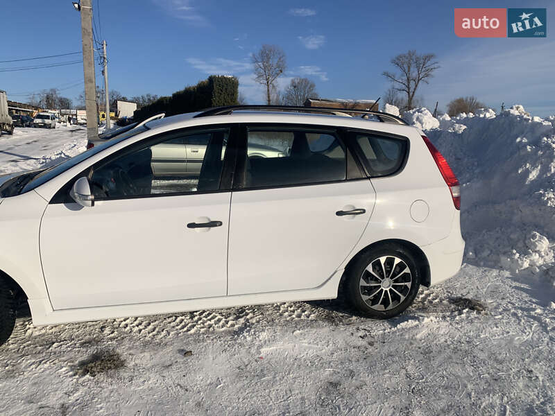 Универсал Hyundai i30 2011 в Ватутино