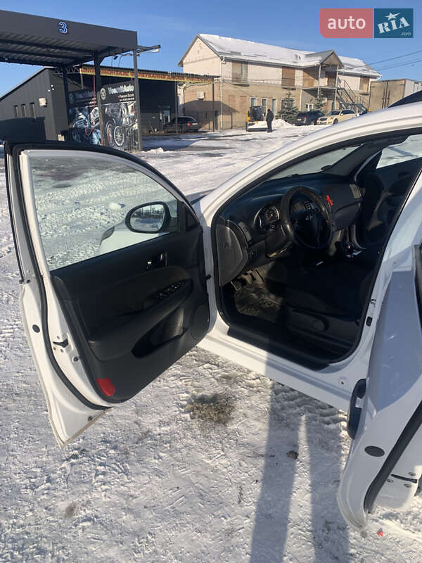 Универсал Hyundai i30 2011 в Ватутино