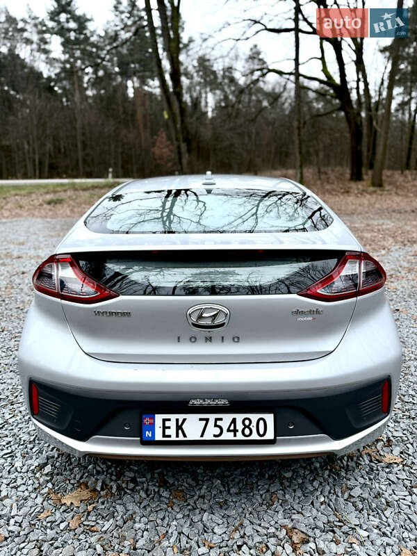 Лифтбек Hyundai Ioniq Electric 2017 в Бродах фото 10 Лифтбек Hyundai Ioniq Electric 2017 в Бродах
