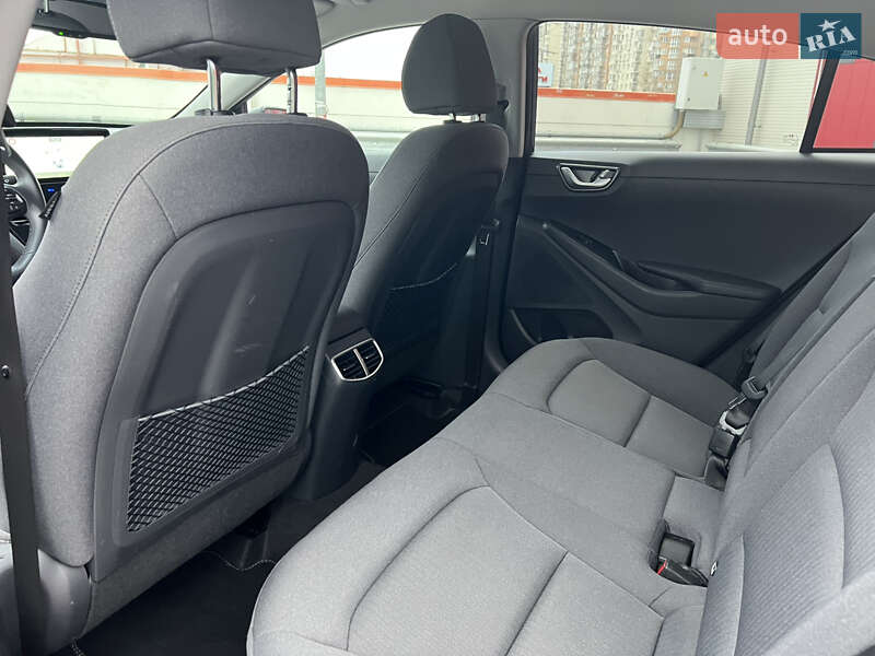 Лифтбек Hyundai Ioniq 2019 в Киеве фото 40 Лифтбек Hyundai Ioniq 2019 в Киеве