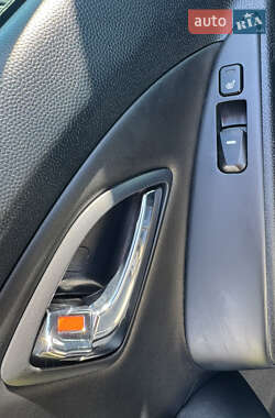 Позашляховик / Кросовер Hyundai ix35 2013 в 