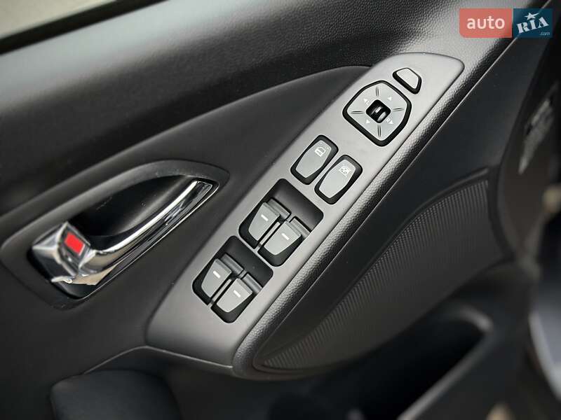 Позашляховик / Кросовер Hyundai ix35 2010 в Сумах