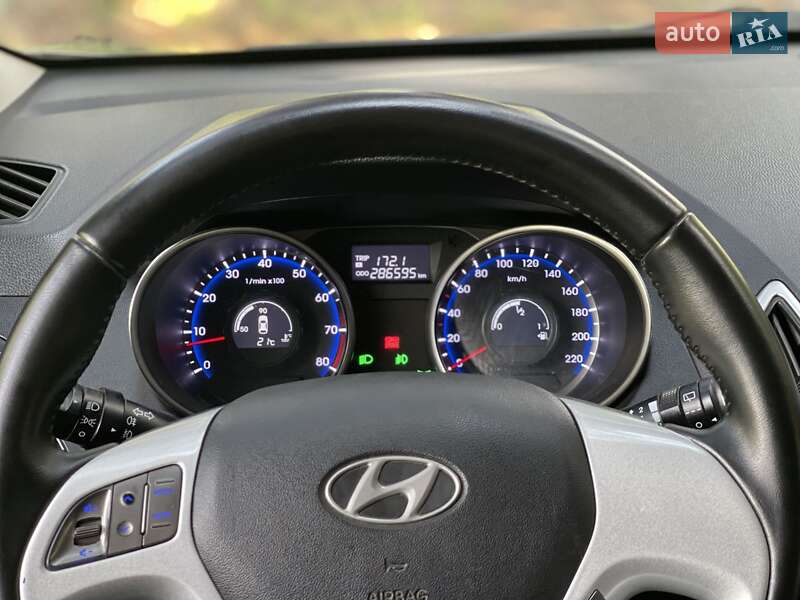 Позашляховик / Кросовер Hyundai ix35 2010 в Бурштині