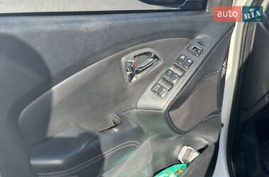 Внедорожник / Кроссовер Hyundai ix35 2012 в 