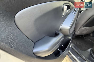 Внедорожник / Кроссовер Hyundai ix35 2010 в 