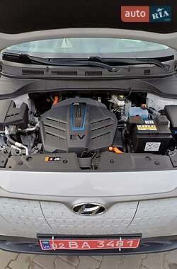 Внедорожник / Кроссовер Hyundai Kona Electric 2020 в 