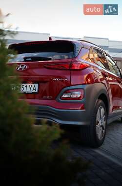 Внедорожник / Кроссовер Hyundai Kona Electric 2019 в 